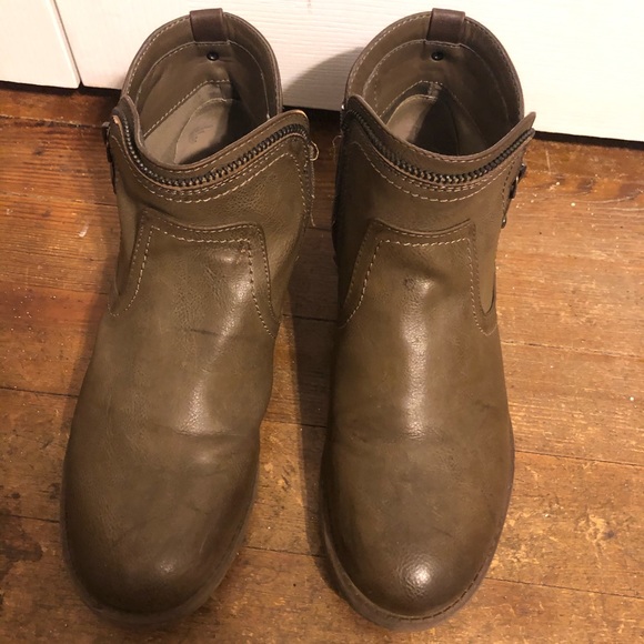 Guess Women’s gray booties - Picture 1 of 3
